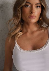 Renee - Biały Bieliźniany Top z Bawełny z Koronką na Regulowanych Ramiączkach Beralisse. Kolor: biały. Materiał: bawełna, koronka. Długość rękawa: na ramiączkach. Wzór: koronka. Sezon: zima, wiosna, lato #6