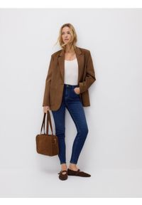 Reserved - Jeansy slim mid rise - granatowy. Kolor: niebieski