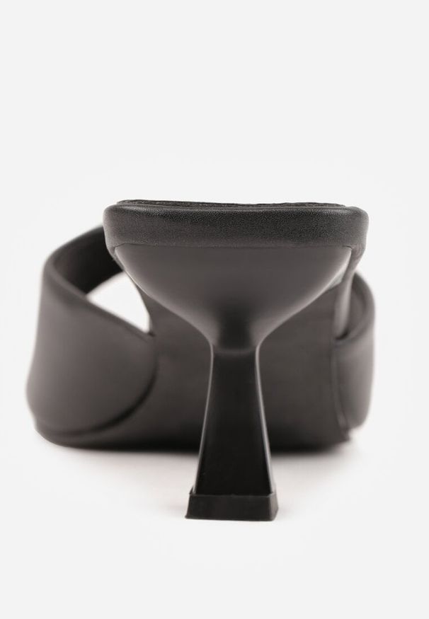 Renee - Czarne Klapki Peep Toe na Obcasie Kaczuszka Calinetta. Nosek buta: otwarty. Kolor: czarny. Materiał: koronka. Obcas: na obcasie. Styl: klasyczny. Wysokość obcasa: średni