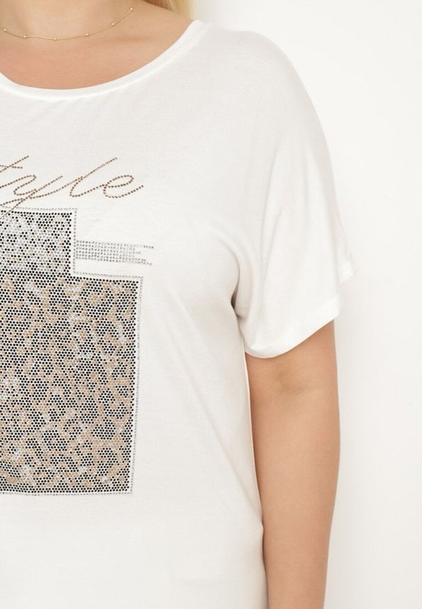 Born2be - Biały Bawełniany T-shirt z Ozdobnym Napisem i Cyrkoniami Krisiona. Okazja: na co dzień, na spotkanie biznesowe, do pracy. Kolor: biały. Materiał: bawełna. Wzór: napisy. Styl: klasyczny, biznesowy, casual