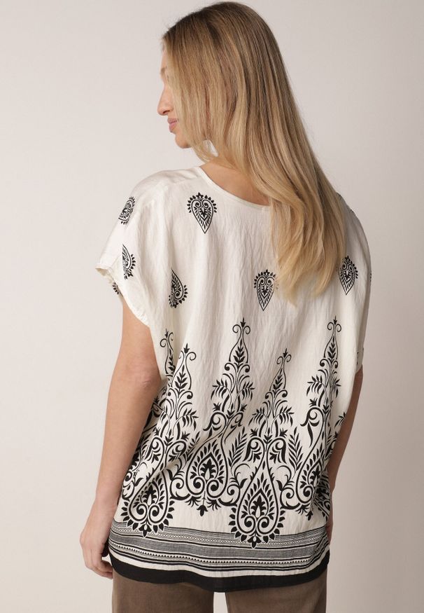 Born2be - Czarna Wiskozowa Bluzka z Etnicznym Wzorem Melloshell. Okazja: na co dzień. Kolekcja: plus size. Kolor: czarny. Materiał: wiskoza. Długość: krótkie. Sezon: lato. Styl: casual, klasyczny