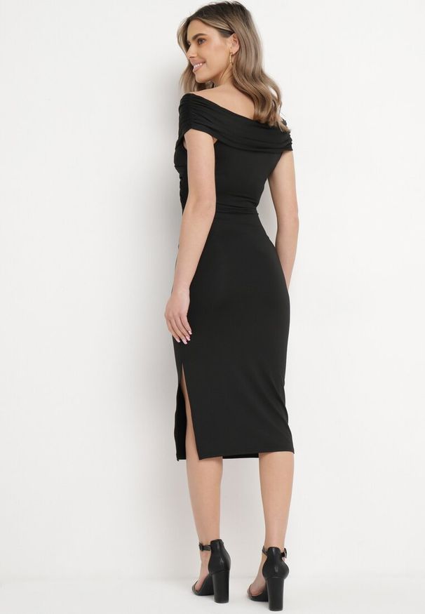 Born2be - Czarna Sukienka Dopasowana z Ozdobnie Wywiniętą Górą i Rozcięciem na Boku Mleora. Kolor: czarny. Styl: elegancki