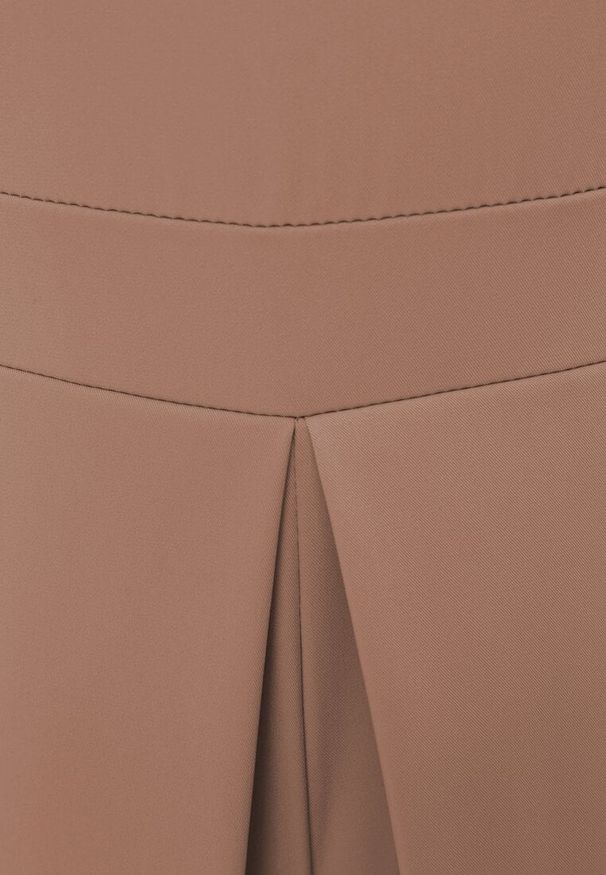 Renee - Ciemnobeżowy Taliowany Kombinezon Ozdobiony Zakładkami Berinola. Okazja: na imprezę. Kolor: beżowy. Wzór: aplikacja. Styl: elegancki