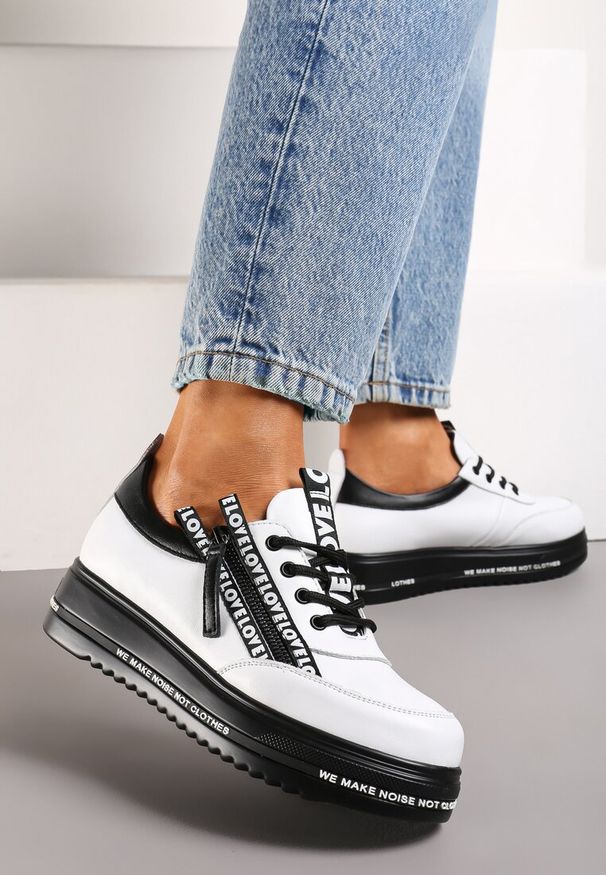 Born2be - Biało-Czarne Sznurowane Sneakersy na Grubej Podeszwie ze Skórzaną Wkładką Napisami i Dekoracyjnym Suwakiem Iriane. Nosek buta: okrągły. Zapięcie: sznurówki. Kolor: biały. Materiał: skóra. Wzór: napisy. Obcas: na obcasie. Wysokość obcasa: niski