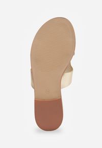 Born2be - Złote Klapki VICES z Wycięciem i Metalową Ozdobą Acacine. Okazja: na co dzień. Kolor: złoty. Wzór: aplikacja. Sezon: lato. Styl: casual, elegancki #8