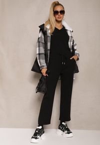 Renee - Czarne Spodnie Dresowe o Prostym Kroju z Gumką w Pasie i Kieszeniami Tiaris. Okazja: na co dzień. Stan: podwyższony. Kolor: czarny. Materiał: dresówka. Styl: elegancki, casual