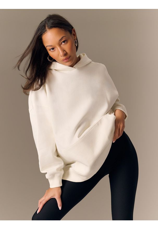4f - 4F Bluza dresowa loose z kapturem damska - beżowa S. Okazja: na co dzień. Typ kołnierza: kaptur. Kolor: beżowy. Materiał: dresówka. Styl: casual