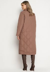 Born2be - Brązowy Długi Płaszcz Kurtka z Kołnierzem i Pikowaniem Semere. Kolor: brązowy. Długość: długie #4