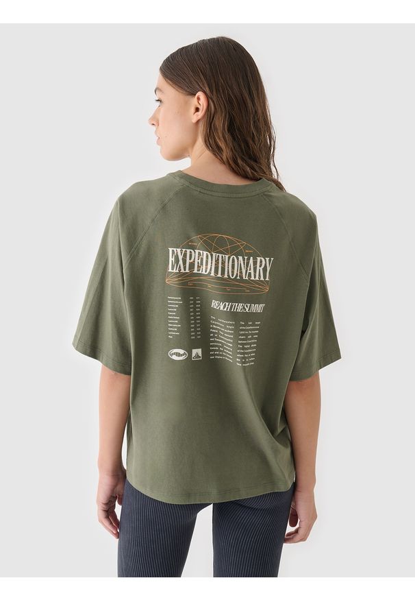 4f - 4F T-shirt oversize z nadrukiem damski - oliwkowy/khaki XS. Okazja: na co dzień. Kolor: oliwkowy, wielokolorowy, brązowy. Materiał: bawełna, jersey, dzianina. Długość rękawa: krótki rękaw. Długość: krótkie. Wzór: nadruk. Styl: sportowy, klasyczny, casual