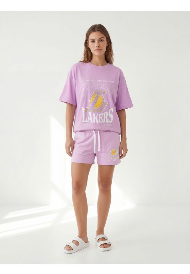 Sinsay - Bawełniana koszulka z nadrukiem NBA - fioletowy. Kolor: fioletowy. Materiał: bawełna. Wzór: nadruk