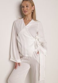 Born2be - Biała Kopertowa Bluzka z Wiskozy Ozdobiona Wiązaniem Velanitte. Okazja: na co dzień. Kolor: biały. Materiał: wiskoza. Wzór: aplikacja. Styl: casual, elegancki, wizytowy #2