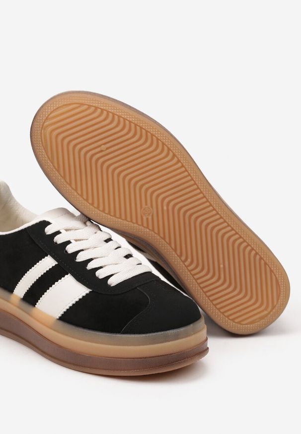 Renee - Czarne Sneakersy na Płaskiej Podeszwie z Ozdobnymi Paskami Velali. Okazja: na co dzień. Zapięcie: pasek. Kolor: czarny. Materiał: jeans. Wzór: paski. Obcas: na płaskiej podeszwie