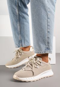 Born2be - Beżowe Sneakersy z Naturalnego Zamszu ze Skórzaną Wkładką Dolittea. Okazja: na co dzień, na spacer. Kolor: beżowy. Materiał: zamsz, skóra. Wzór: aplikacja. Sport: turystyka piesza