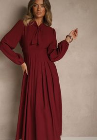 Renee - Bordowa Sukienka Plisowana z Wiskozy Ozdobiona Wiązaniem Farrive. Okazja: na co dzień. Kolor: czerwony. Materiał: wiskoza. Wzór: aplikacja. Styl: klasyczny, casual, elegancki