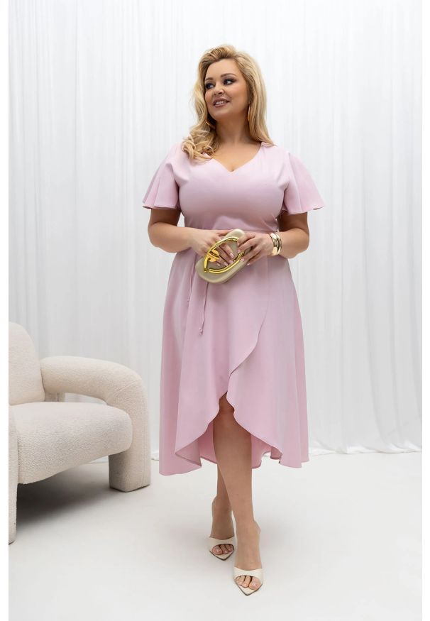 Moda Size Plus Iwanek - Asymetryczna sukienka Aleta z paskiem w talii w kolorze pudrowego różu PLUS SIZE XXL OVERSIZE WIOSNA. Okazja: na randkę, na spotkanie biznesowe, na wesele, na ślub cywilny, na komunię, do pracy, na imprezę. Kolekcja: plus size. Kolor: różowy. Materiał: tkanina, materiał, poliester, elastan. Sezon: wiosna. Typ sukienki: oversize, asymetryczne, dla puszystych. Styl: biznesowy, elegancki, wizytowy