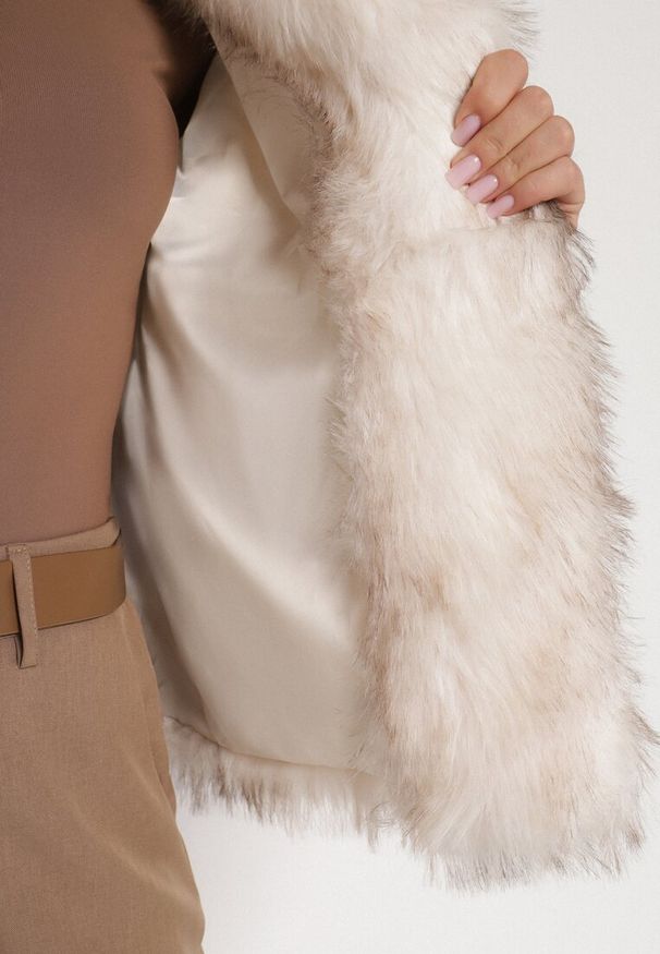 Born2be - Jasnobeżowa Futrzana Kurtka z Nieodpinanym Kapturem Tusarea. Kolor: beżowy. Materiał: futro. Styl: elegancki