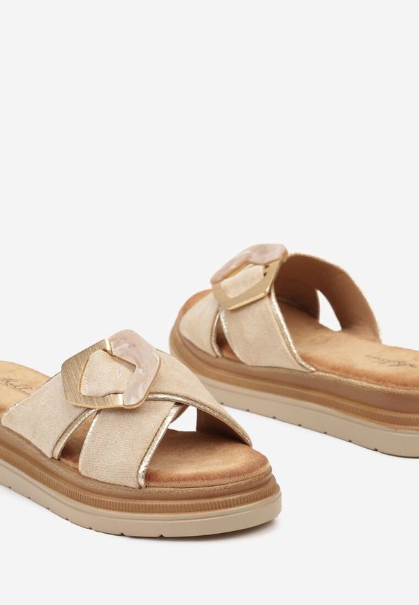 Renee - Beżowe Klapki na Platformie Ozdobione Metaliczną Klamrą Vikilena. Okazja: na co dzień. Kolor: beżowy. Materiał: len. Wzór: aplikacja. Sezon: lato. Obcas: na platformie. Styl: casual, elegancki