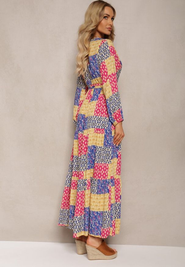 Renee - Niebiesko-Żółta Sukienka z Wiskozy z Gumką w Pasie i Materiałowym Paskiem z Trójkątnym Dekoltem Nelarae. Okazja: na co dzień. Kolor: niebieski. Materiał: wiskoza, materiał. Wzór: aplikacja. Sezon: lato. Typ sukienki: proste. Styl: klasyczny, casual