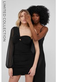 Answear Lab sukienka answear.LAB X kolekcja limitowana NO SHAME kolor czarny mini dopasowana. Kolor: czarny. Typ sukienki: dopasowane. Styl: wakacyjny. Długość: mini