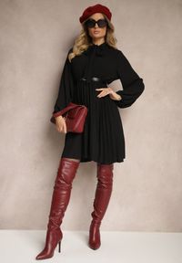Renee - Czarna Plisowana Sukienka o Eleganckim Kroju z Wiązaniem przy Dekolcie i Gumką w Pasie Belorinda. Okazja: na co dzień. Typ kołnierza: typu klepsydra. Kolor: czarny. Długość rękawa: długi rękaw. Styl: elegancki
