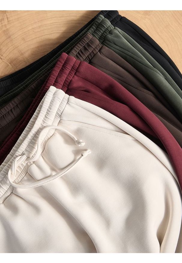 Reserved - Spodnie z szeroką nogawką - ciemnobrązowy. Kolor: brązowy. Materiał: dzianina