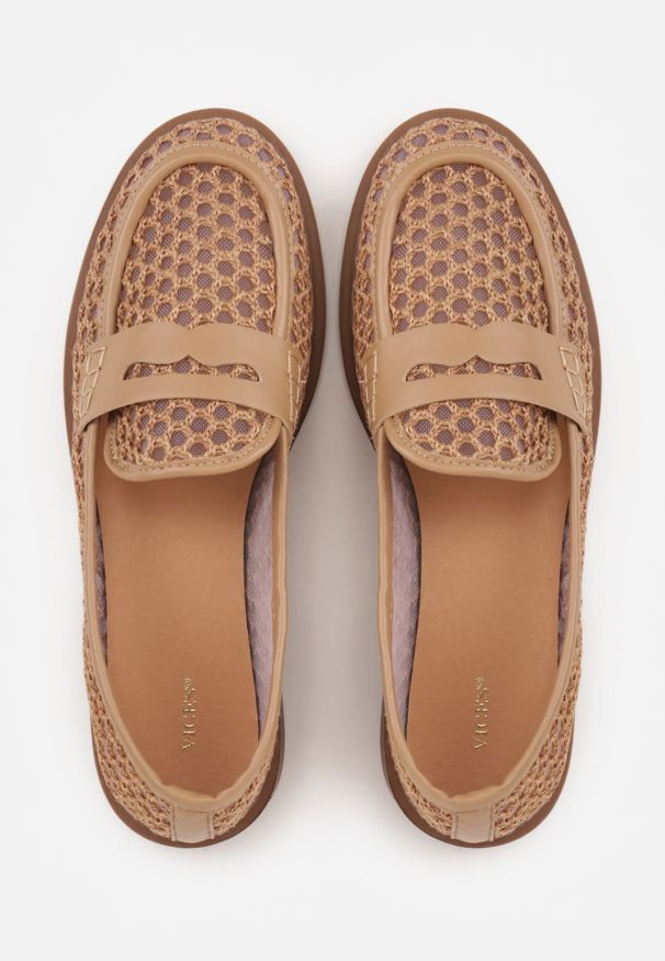 Renee - Ciemnobeżowe Siateczkowe Mokasyny VICES Zdobione Plecionką Aridenah. Okazja: na spacer. Kolor: beżowy. Materiał: len. Wzór: aplikacja. Sezon: wiosna, lato. Styl: elegancki