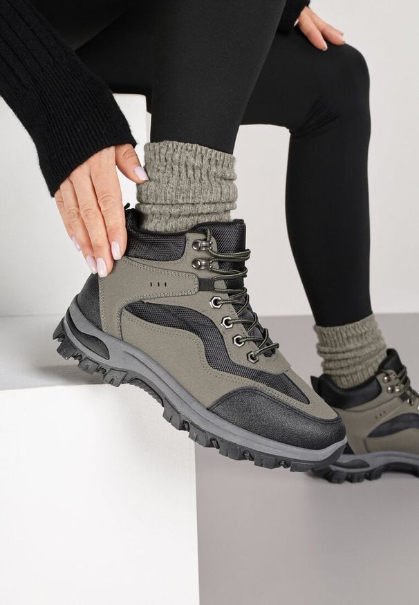 Renee - Czarno-Zielone Buty Trekkingowe Trapery Vices Ozdobione Geometrycznym Motywem Anarisse. Okazja: na co dzień. Kolor: czarny. Materiał: jeans. Wzór: aplikacja, geometria. Styl: casual, elegancki