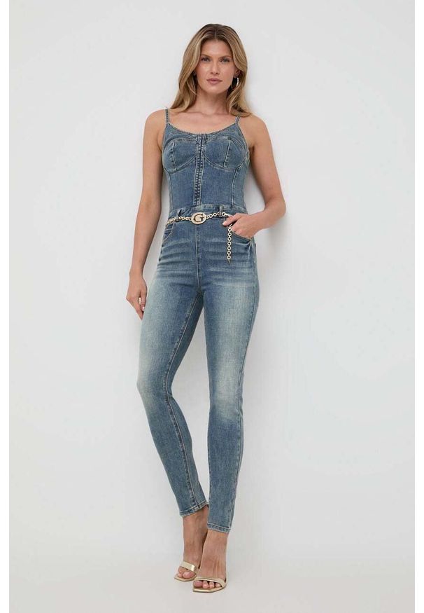 Guess kombinezon jeansowy kolor niebieski z dekoltem w szpic. Kolor: niebieski. Materiał: jeans. Długość rękawa: na ramiączkach