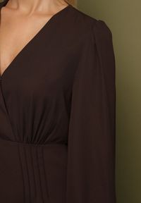 Born2be - Brązowa Rozkloszowana Sukienka Vices z Kopertowym Dekoltem Reslosa. Okazja: na co dzień. Typ kołnierza: dekolt w serek. Kolor: brązowy. Materiał: jeans. Typ sukienki: kopertowe. Styl: casual #4