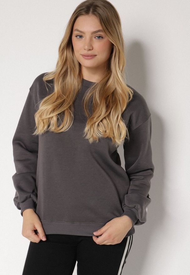 Born2be - Szara Ocieplana Bluza z Bawełną i Napisem z Tyłu Fezanda. Okazja: na co dzień. Kolor: szary. Materiał: bawełna. Wzór: napisy. Styl: klasyczny, casual, elegancki