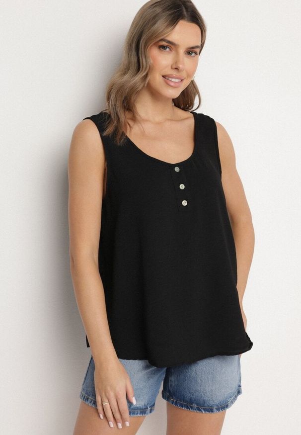 Born2be - Czarny Top na Szerokich Ramiączkach Zdobiony Guzikami Jenadorea. Okazja: na co dzień. Kolor: czarny. Materiał: jeans. Długość rękawa: na ramiączkach. Wzór: aplikacja. Sezon: lato. Styl: casual