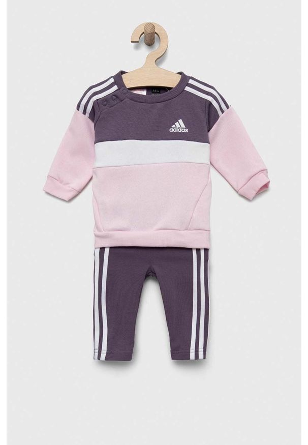 Adidas - adidas dres niemowlęcy kolor różowy. Kolor: różowy. Materiał: dresówka