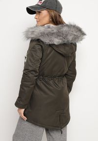 Born2be - Zielono-Szara Kurtka Parka z Futerkowym Odpinanym Zdobieniem przy Kapturze Inellae. Okazja: na co dzień. Kolor: zielony. Materiał: dzianina, jeans, futro. Wzór: aplikacja. Styl: klasyczny, casual, elegancki #6