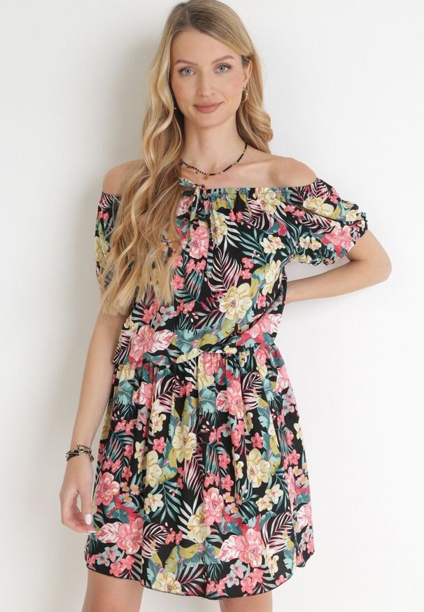 Born2be - Czarno-Różowa Kwiecista Sukienka Mini Hiszpanka z Gumką w Pasie z Wiskozy Neomisia. Typ kołnierza: dekolt hiszpanka. Kolor: czarny. Materiał: wiskoza. Sezon: wiosna, lato. Długość: mini