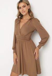 Born2be - Brązowa Rozkloszowana Sukienka z Wiskozą Selithiel. Okazja: na wesele, na ślub cywilny, na imprezę. Typ kołnierza: dekolt w serek. Kolor: brązowy. Materiał: wiskoza. Styl: elegancki #1