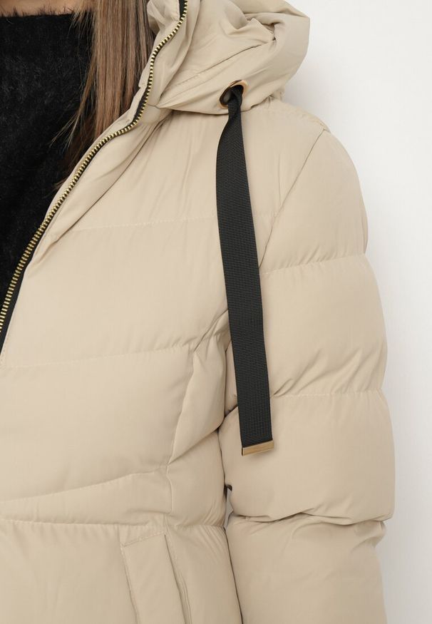 Born2be - Jasnobeżowa Długa Pikowana Kurtka z Kapturem i Dwustronnym Suwakiem Naorinae. Okazja: do pracy, na co dzień. Typ kołnierza: kaptur. Kolor: beżowy. Materiał: jeans. Długość rękawa: długi rękaw. Długość: długie. Sezon: zima. Styl: casual, elegancki