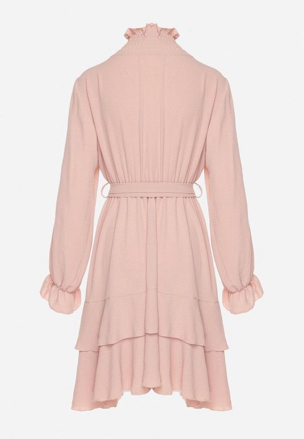 Born2be - Różowa Sukienka z Falbanami i Marszczonym Golfem z Dodatkowym Wiązanym Paskiem Savelina. Okazja: na imprezę. Typ kołnierza: golf. Kolor: różowy. Typ sukienki: rozkloszowane. Styl: klasyczny, elegancki