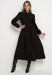Born2be - Czarna Wiskozowa Plisowana Sukienka z Wiązaniem Asorrise. Okazja: na co dzień. Kolor: czarny. Materiał: wiskoza. Styl: casual, elegancki