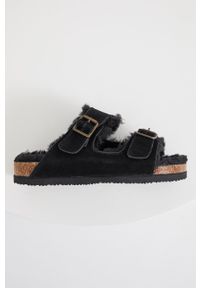 Answear Lab Kapcie zamszowe kolor czarny. Kolor: czarny. Materiał: zamsz. Wzór: gładki. Styl: wakacyjny #2