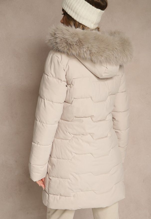 Renee - Ciemnobeżowa Pikowana Kurtka o Taliowanym Kroju z Kapturem z Futerkiem Mindria. Okazja: na spacer. Typ kołnierza: kaptur. Kolor: beżowy. Materiał: futro. Styl: elegancki