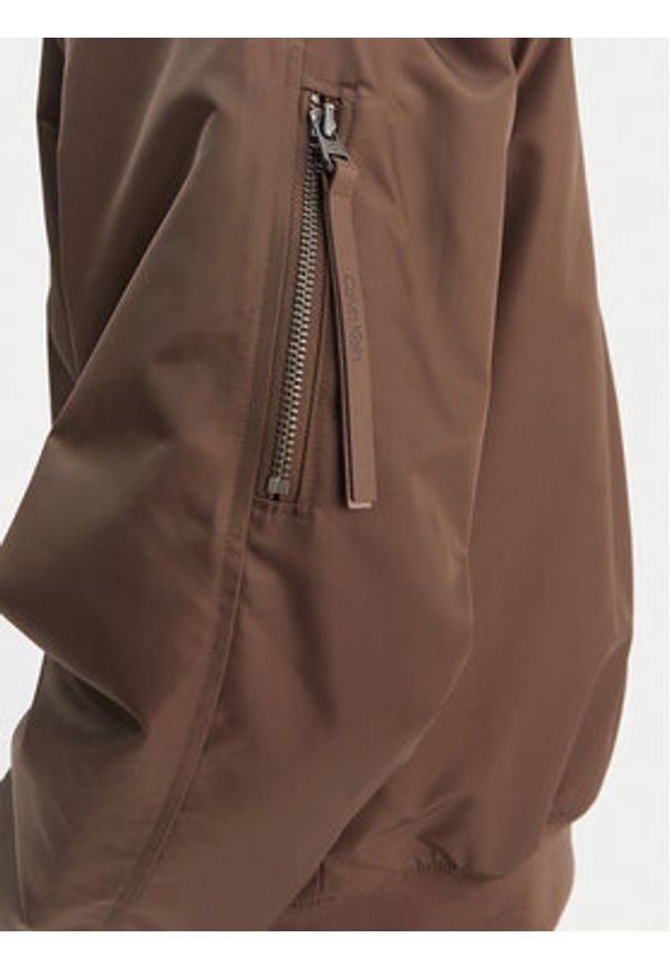 Calvin Klein Jeans Kurtka bomber LV04RC526G Brązowy Regular Fit. Kolor: brązowy. Materiał: syntetyk