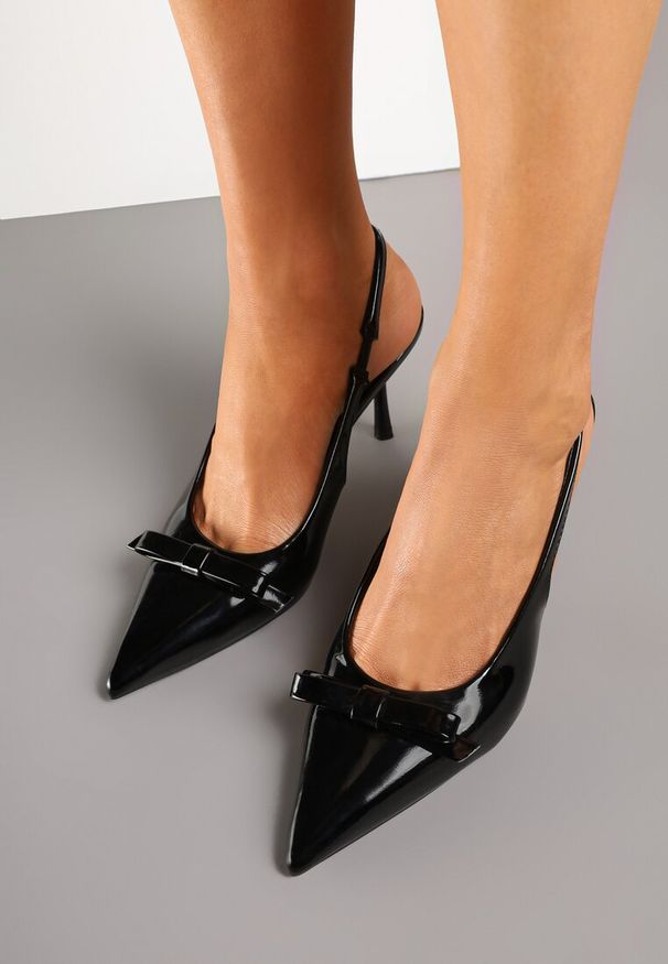 Renee - Czarne Lakierowane Szpilki Vices Typu Slingback z Kokardą Dorozia. Okazja: na co dzień, na spotkanie biznesowe. Kolor: czarny. Materiał: lakier. Obcas: na szpilce. Styl: biznesowy, klasyczny, elegancki, casual. Wysokość obcasa: średni