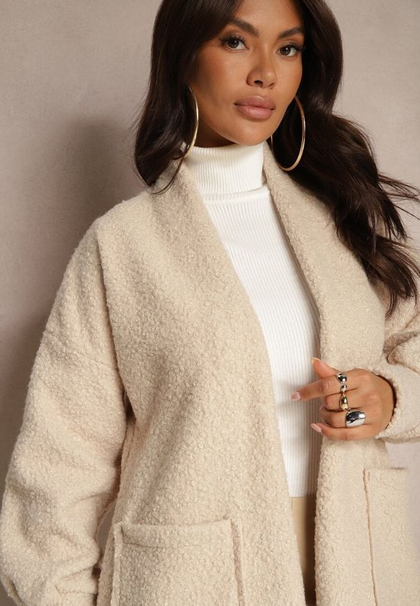 Renee - Jasnobeżowy Płaszcz Boucle Niezapinany Cango. Okazja: na co dzień. Kolor: beżowy. Materiał: tkanina, jeans. Długość rękawa: długi rękaw. Długość: długie. Styl: elegancki, casual