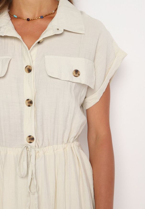 Born2be - Beżowa Wiskozowa Rozkloszowana Sukienka z Gumką w Talii Ozdobiona Guzikami Lemvia. Okazja: na spotkanie biznesowe. Kolor: beżowy. Materiał: wiskoza. Wzór: aplikacja. Typ sukienki: sportowe, rozkloszowane. Styl: klasyczny, elegancki, sportowy, biznesowy