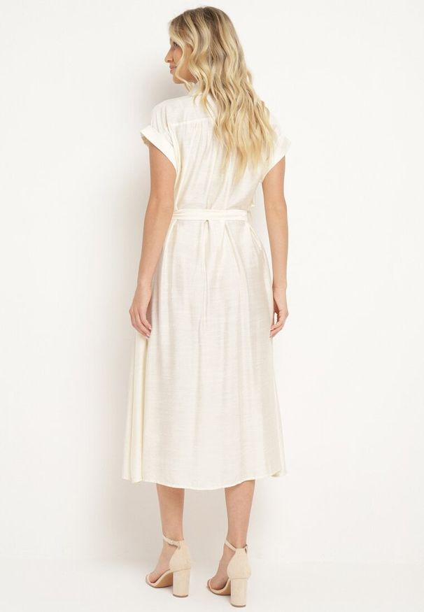 Born2be - Beżowa Koszulowa Sukienka na Guziki z Materiałowym Paskiem w Talii Qisofia. Okazja: na co dzień, na imprezę. Typ kołnierza: dekolt w kształcie V. Kolor: beżowy. Materiał: materiał. Typ sukienki: koszulowe. Styl: klasyczny, casual, elegancki