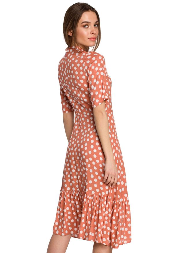 Style - Sukienka midi w duże grochy z asymetryczną falbaną łososiowa. Kolor: różowy. Wzór: grochy. Typ sukienki: asymetryczne. Styl: retro. Długość: midi