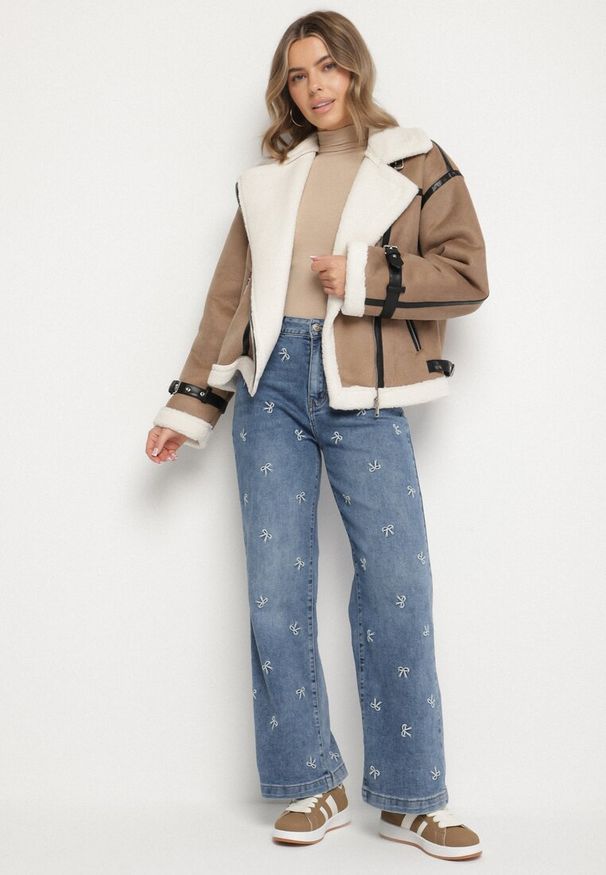 Born2be - Niebieskie Szerokie Jeansy z Wysokim Stanem Zdobione Haftem w Kokardki Saliadia. Okazja: na co dzień. Stan: podwyższony. Kolor: niebieski. Wzór: aplikacja, haft. Styl: casual, klasyczny