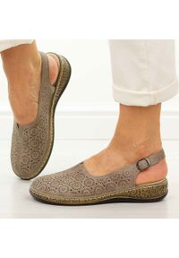 POTOCKI - Khaki ażurowe półbuty damskie bez pięty Potocki 24325. Okazja: na co dzień, na spacer. Nosek buta: okrągły. Kolor: brązowy. Materiał: skóra. Szerokość cholewki: normalna. Wzór: ażurowy. Sezon: wiosna, lato. Styl: casual, klasyczny, elegancki #1