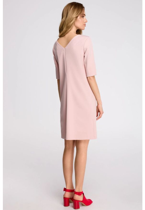 Sukienki.shop - Elegancka sukienka trapezowa midi z dekoltem V z tyłu różowa. Kolor: różowy. Typ sukienki: trapezowe. Styl: elegancki. Długość: midi