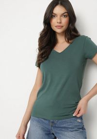 Born2be - Ciemnozielony T-shirt z Bawełny o Prostym Kroju z Dekoltem w Serek Fevireena. Okazja: na co dzień. Typ kołnierza: dekolt w serek. Kolor: zielony. Materiał: bawełna. Styl: elegancki, casual #7